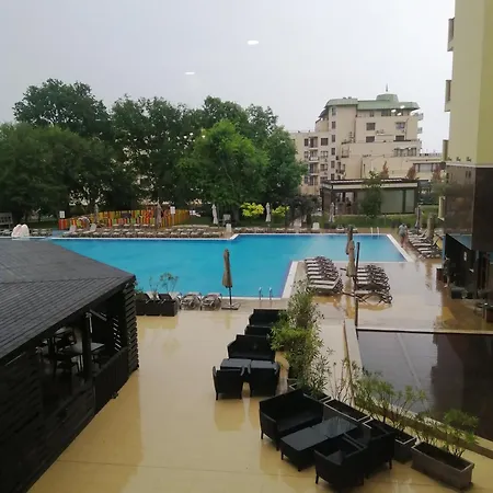 Golden Line Park Aparthotel